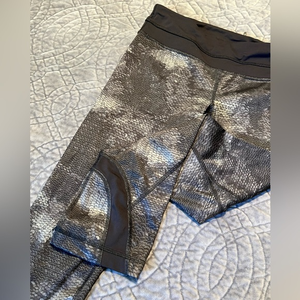 Lululemon Run Inspire‎ Crop Leggings Women’s  Snake Skin Black/Gray Size 4